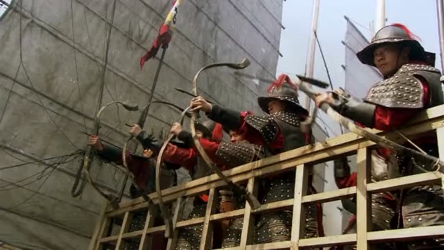 《水浒传》:只见梁山好汉纷纷下水,攻击高俅战船!