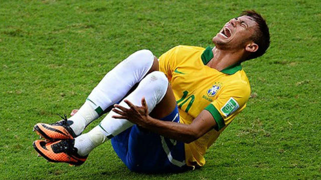 盘点球场上那些搞笑的假摔 而且这演技真让人佩服