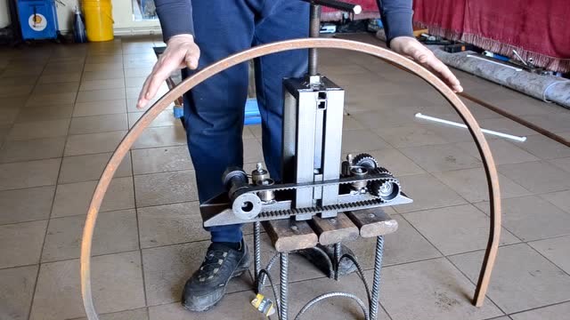 牛人自制的方管折弯机器只用到简单的同步带和齿轮