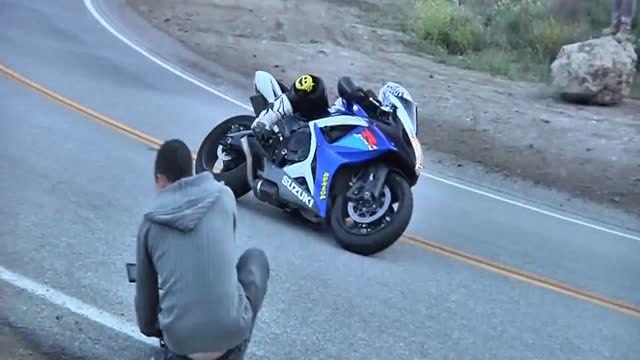 高速镜头下的极限压弯,神识曼岛tt职业车手比赛时刻