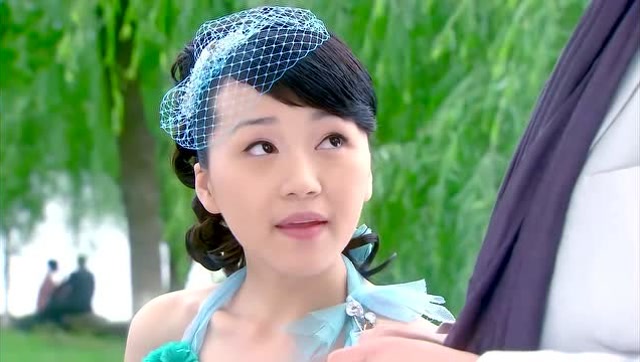烽火佳人:若欢和黎绍峰在桥上聊天,谁知若欢突然亲黎绍峰一口