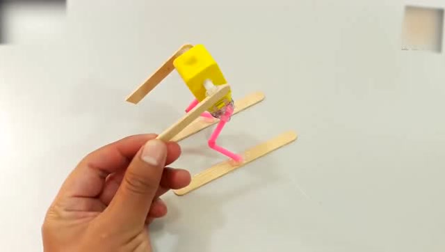 diy手工制作,用玩具马达制作迷你滑雪机器人玩具,很简单哦