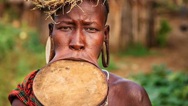 非洲莫西人的奇特习俗,女性"嘴"越大越好看!能翻过来就更好了!