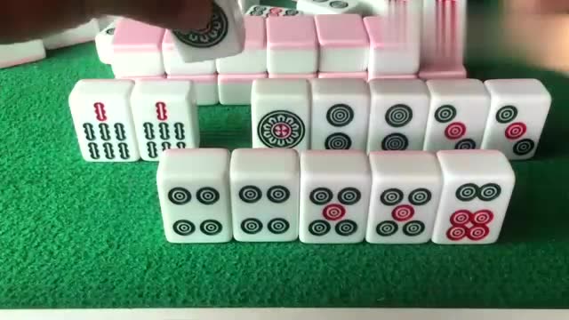 小哥第一次打麻将,可以胡七小对也可以胡三六筒摸到七筒以为胡了