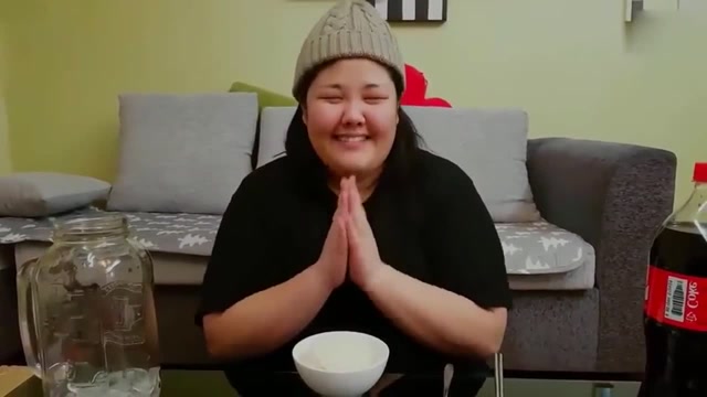 大胃王吃播韩国胖妞秀彬吃超大块排骨够我啃一天了