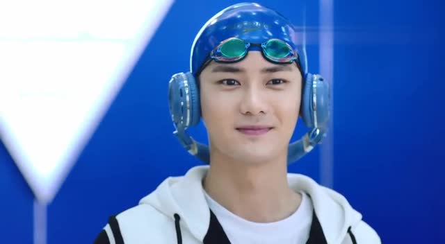 游泳比赛马上开始,记者采访采到泳池,看唐一白水下英雄救美