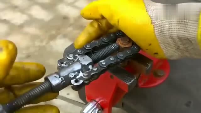 牛人用链条制作万能扳手,不论螺丝大小都能用,试过的都说好!