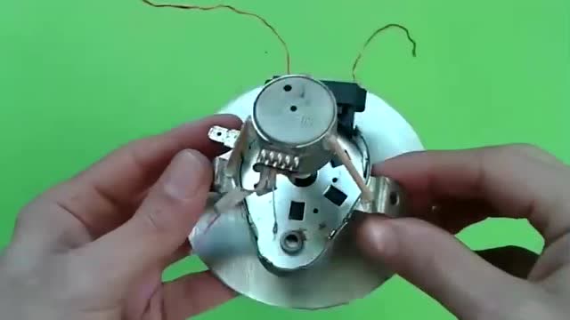 牛人diy:紧急手机充电器-交流发电机