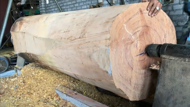 500多斤的一根大圆木,是如何用车床,削出一个巨大花瓶的