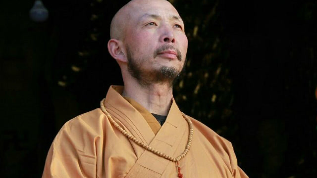 少林武僧释延觉功力深厚,展示正宗剑法,看得人眼花缭乱
