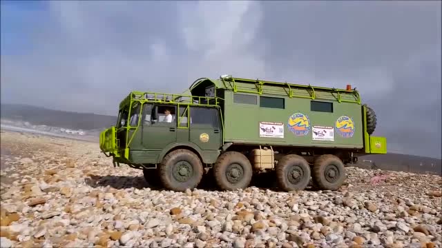 太脱拉t813越野卡车被改装成休闲房车