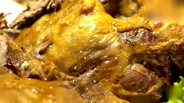 大胃王桐桐挑战吃下整只30斤烤全羊,看得我哈喇子直流