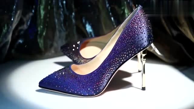 时尚穿搭:紫色调cl萝卜丁高跟鞋,经典浅口,很有时尚感