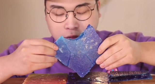 韩国大胃王:胖哥吃播超大块琥珀糖,大口大口吃,只能说牙口真好