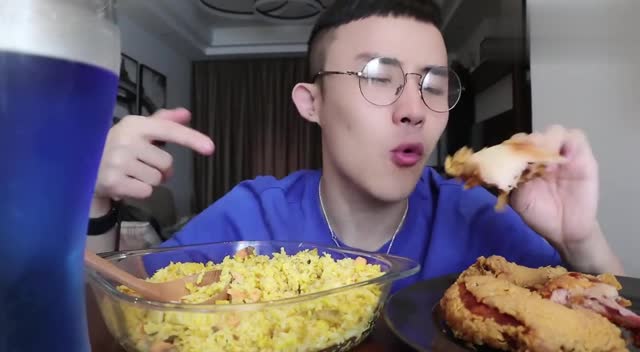 吃饭啦光小强吃播自制三文鱼蟹粉炒饭再加两个手枪腿吃撑了