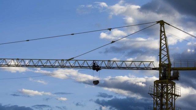 600米的高空塔吊,究竟如何爬上去工作的?建筑工人光说着都害怕!