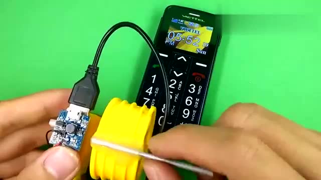 小哥自制发电机,可以给手机充电,真是意外的收获