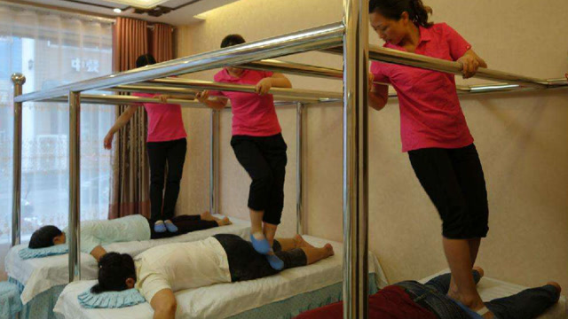 男人不怕累,撒谎不惭愧;明明在踩背,还说在单位,太有才了