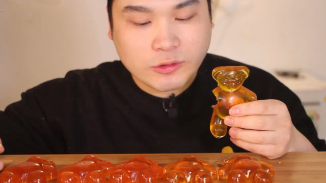 韩国大胃王弟弟吃小熊q软糖,咬下一口超有弹性,隔着屏幕都想吃了