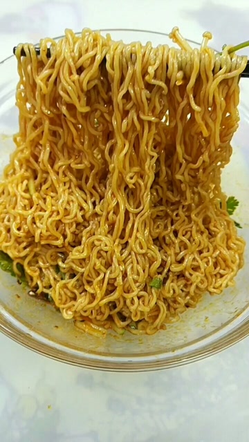 用方便面做的麻酱拌面