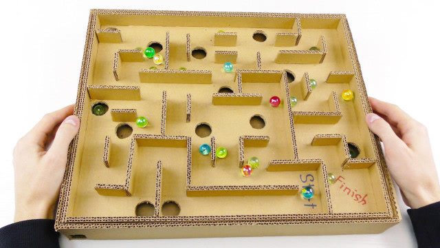 达人教你用硬纸板制作掌上弹珠迷宫玩具,diy起来很简单却有趣