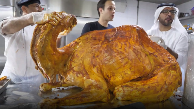 迪拜果然是豪中豪,烤全羊?太寒酸了,上骆驼!