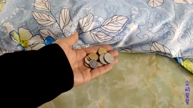 枕头下放几枚硬币,想不到这么厉害,赶紧回家试试