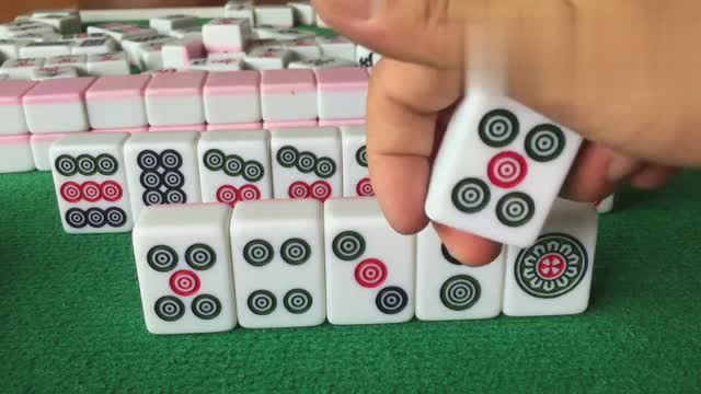 小伙刚学会打麻将,就知道胡一四七筒,摸到五筒却不知怎么办