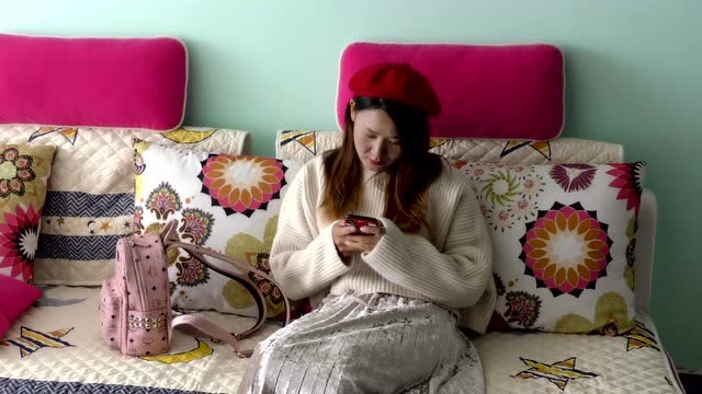 老婆是个网虫,整天抱着手机打游戏,可把老公坑惨了