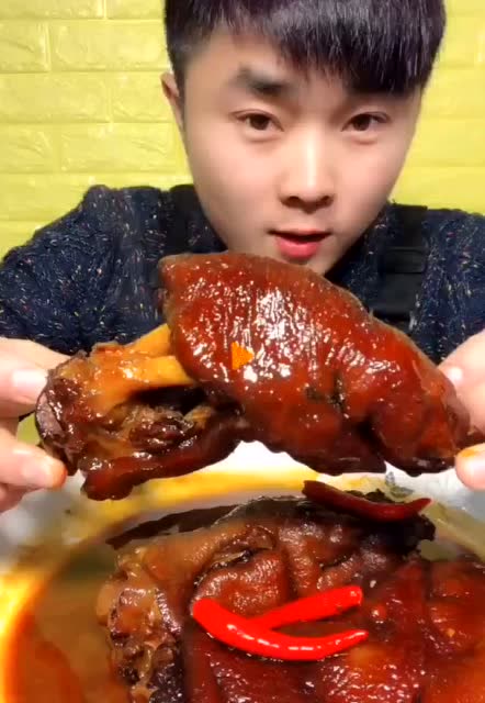 吃播小哥狂啃大猪蹄子,这肉汁再来碗大米饭,绝了,看的我都想吃