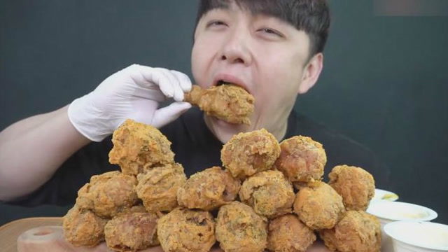 韩国吃货小哥,一次狂吃16个炸鸡腿,大口大口吃,一次吃个够