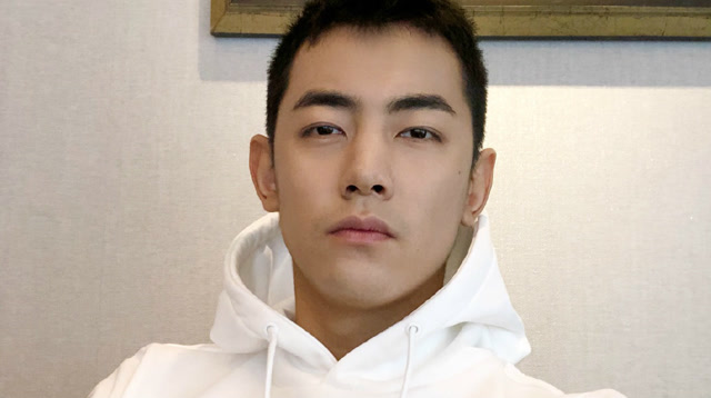 与阚清子分手5个月后 纪凌尘罕见的晒自拍颜值消瘦不少