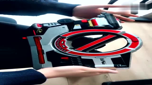 假面骑士faiz:小姐姐玩巧爷的爆裂形态手提箱,有没有被帅到?