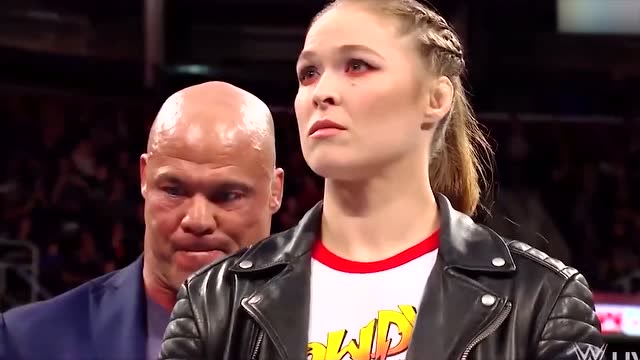 wwe佩琪自不量力,妄图收编隆达罗西,差点被隆达罗西卸掉胳膊
