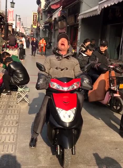 网红大爷王金锁,街头深情演唱"遇上你是我的缘",引起路人的尖叫!