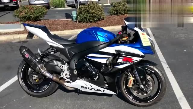 铃木gsxr1000超级摩托车户外展示 太时尚洋气了