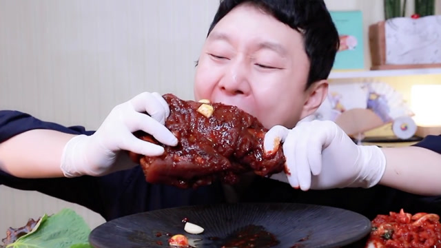 大胃王啃酱香猪蹄,大口吃肉满嘴油好满足,网友:隔着屏幕馋坏了!