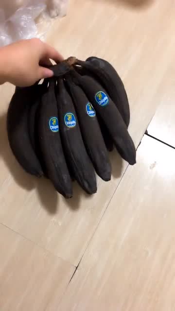 第一次见进口的黑皮香蕉,虽然黑但是很甜,太叫人大开眼界了!