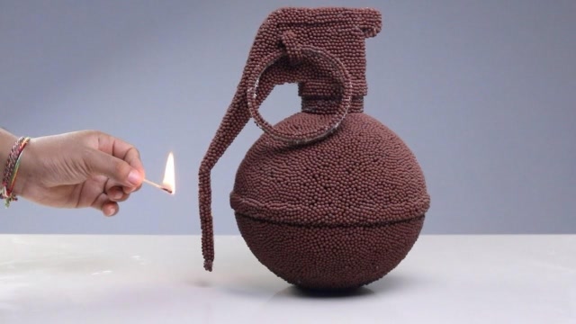 把一万根火柴拼成一颗手雷,然后点燃会怎么样,这场面太壮观了