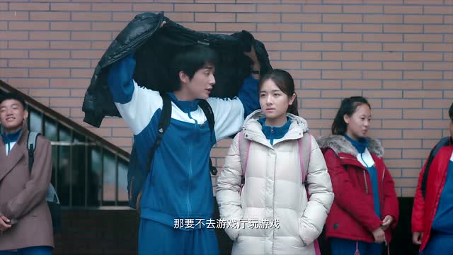 看到爸爸送周沈然回家,周周沮丧淋雨,小太阳背后默默保护她