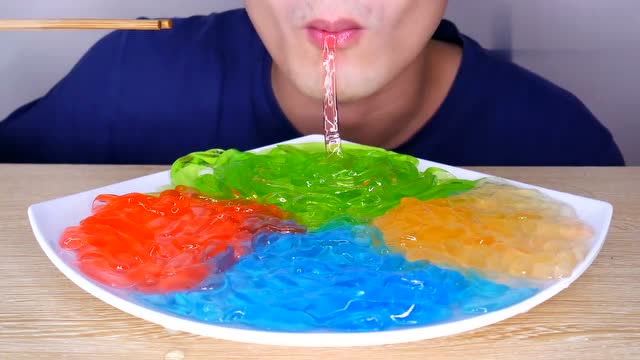 不管这果冻面条的味道咋样,我已经被它的颜色和口感征服了