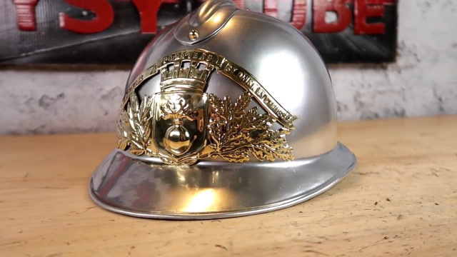这个1920年的消防员头盔,除锈修复之后会是什么样子?结果太帅了