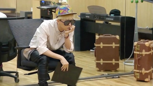 权志龙突袭ikon练习室,bobby我评价的时候都没这么紧张