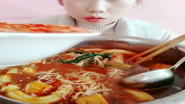 重庆的辣妹子不怕辣,干脆直接吃辣椒当饭吧,真能作啊