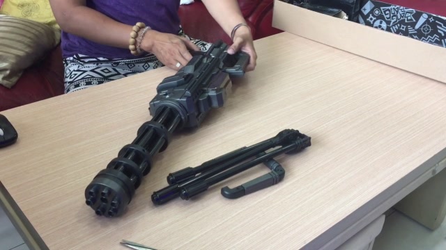 小伙玩转超强水弹加特林,拿来打水仗是什么感觉?网友:不再做朋友