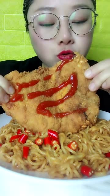 大胃王蜀黍:吃一块大鸡排!