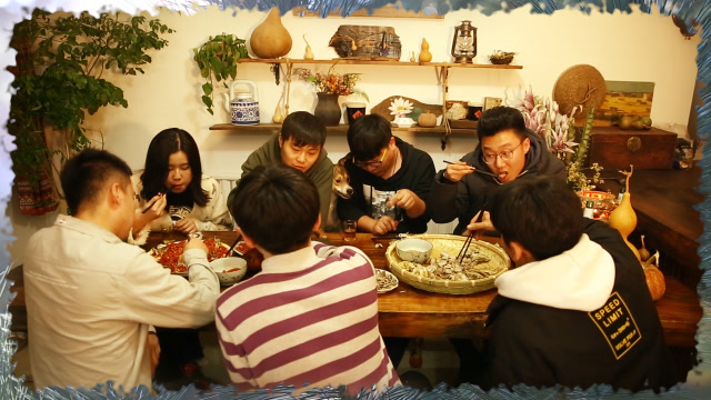 三五好友家中做客,来个烤乳猪围着篝火把酒言欢!