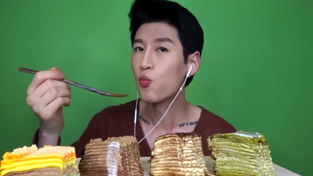 zach choi吃彩虹,巧克力,提拉米苏,抹茶味千层蛋糕!这蛋糕好帅啊!