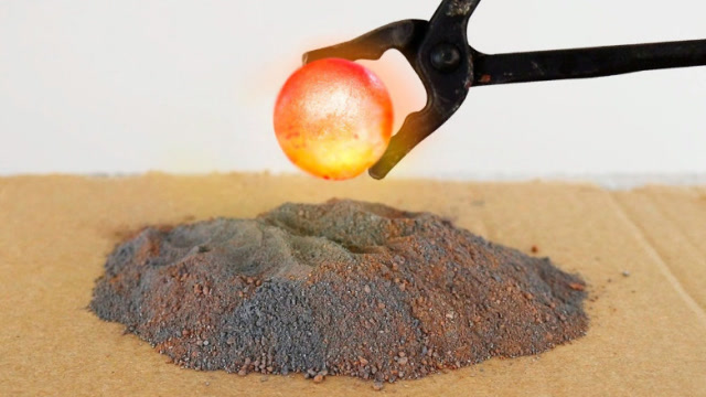 烧红的铁球扔进火药里,会发生什么?为何火药没有燃烧?