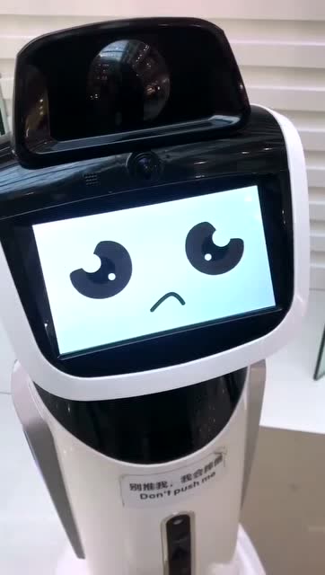 偶遇一只小可爱,现在的智能机器人真是太可爱了!